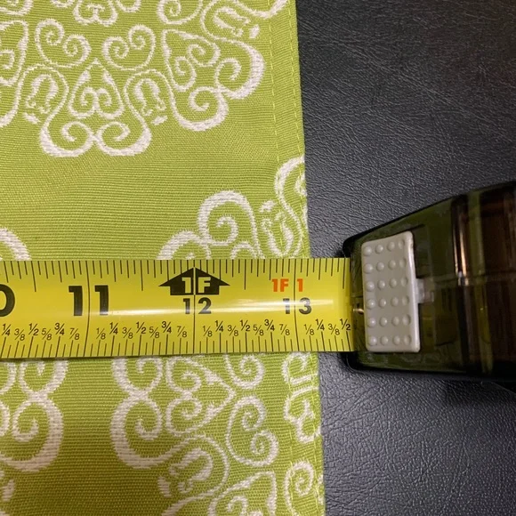 Lime green and white tablecloth runner - Picture 4 of 5